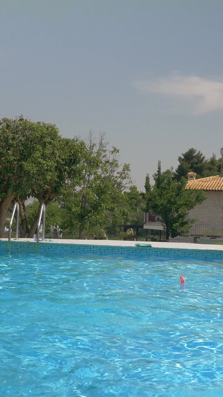 personas nadando en una piscina