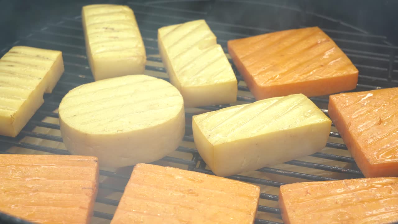 fumando un poco de queso sobre un humo frío