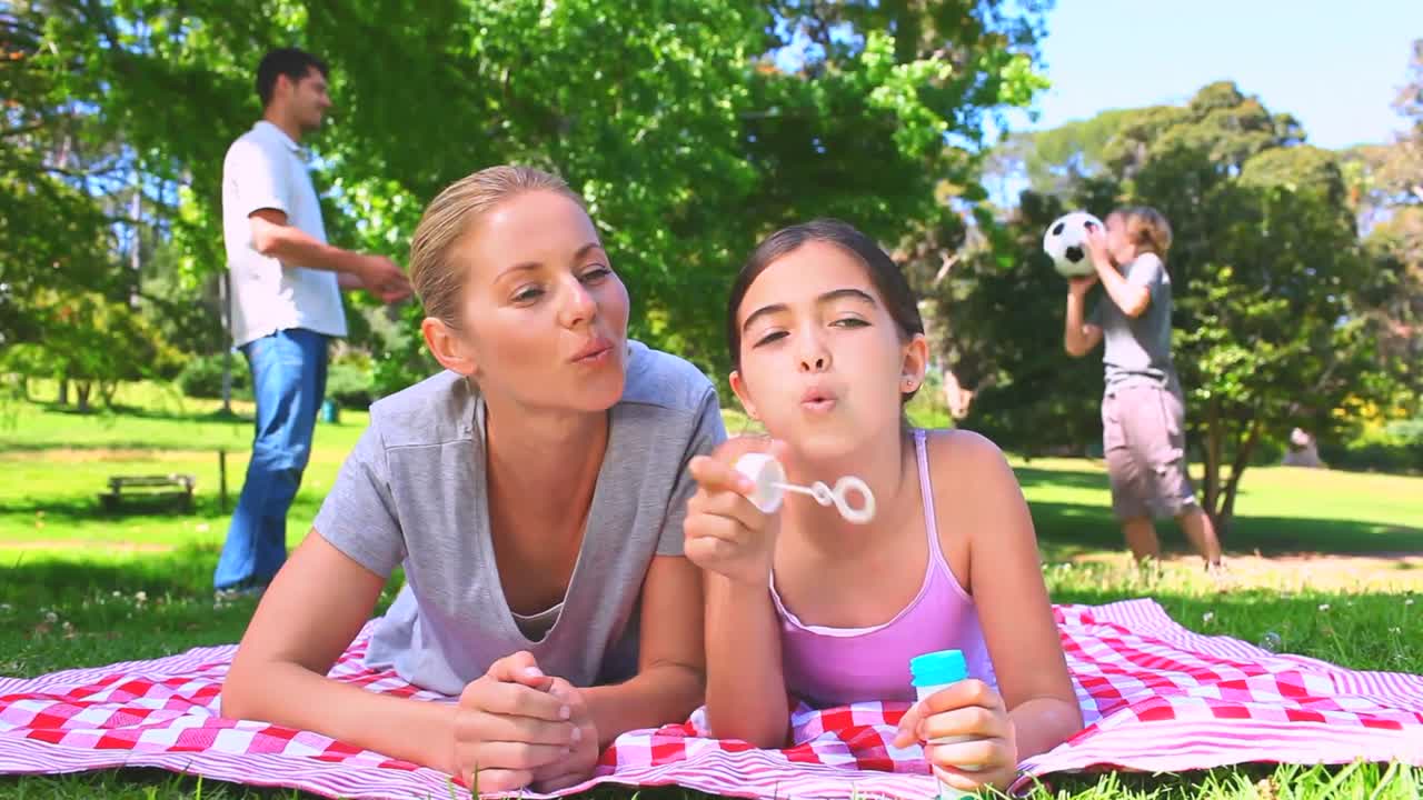 어린 부부 가 자녀 들 과 함께 재미 를 즐기고 있다