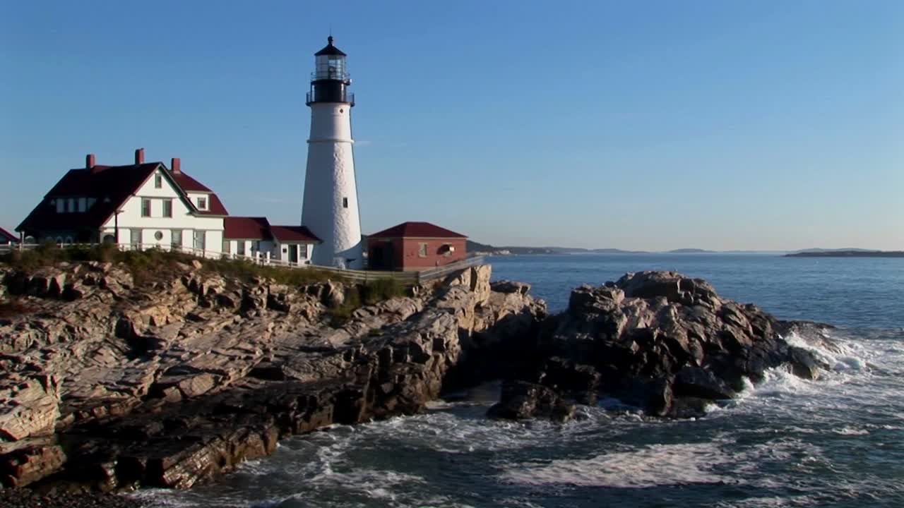 Il faro di Portland Head domina l'oceano dalle rocce nel Maine, New England 1