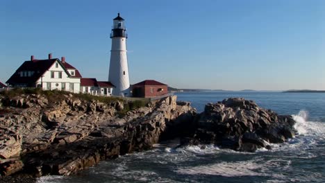el faro principal de portland supervisa el océano desde las rocas en maine, nueva inglaterra 1