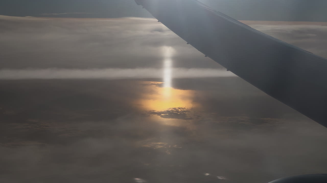 구름 을 통해 해 가 지는 것 을 비행기 에서 볼 수 있다