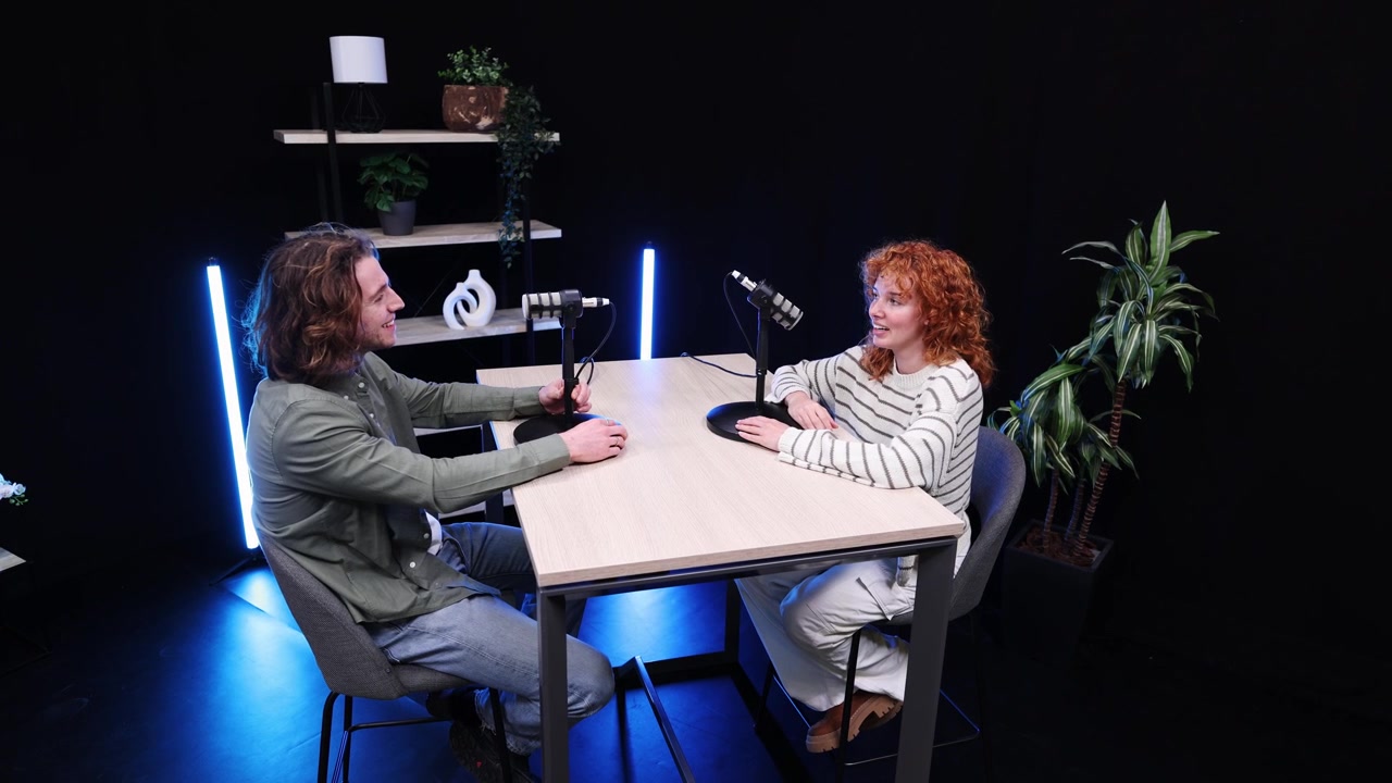 Uomo e donna che registrano un'intervista podcast in studio
