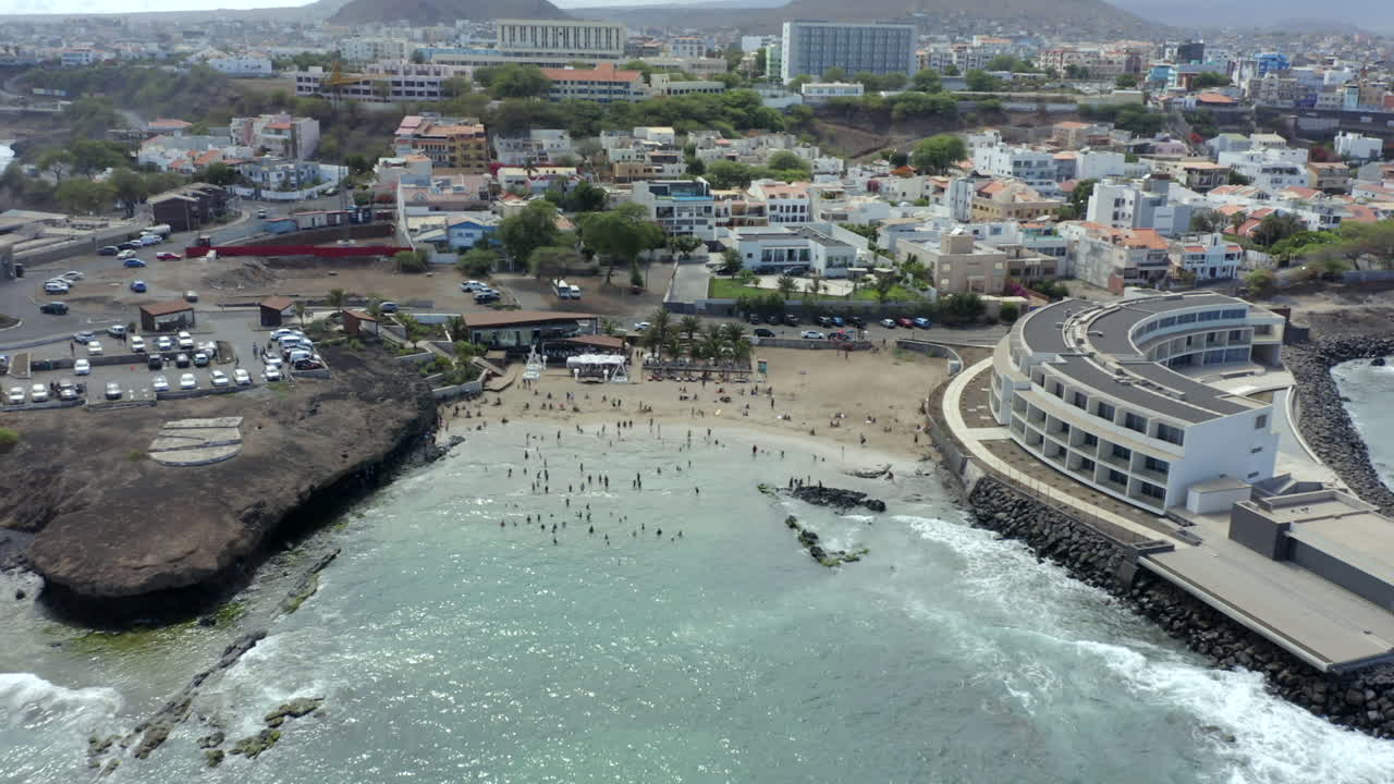 туристы в отпуске на пляже прайнья в городе прая, остров сантьяго, кабо-верде, западная африка.