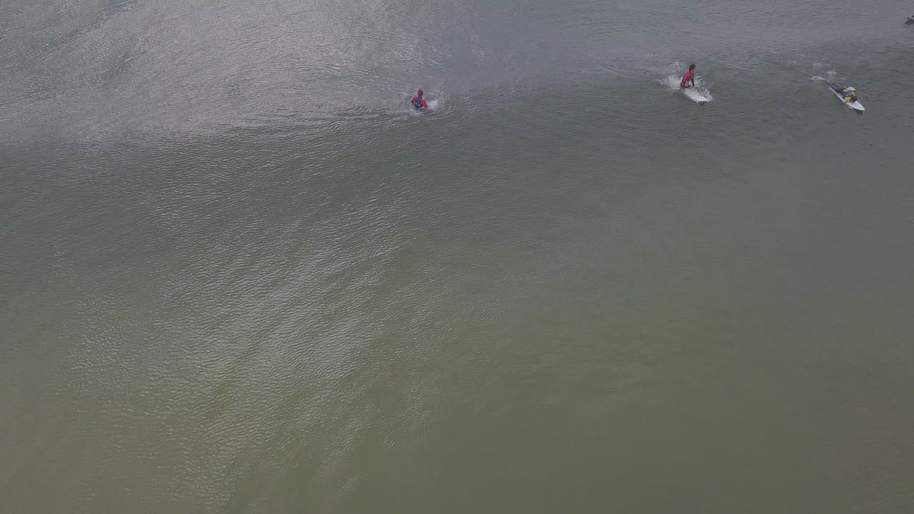 antena de surfistas navegando a lo largo de la costa exótica de sudáfrica