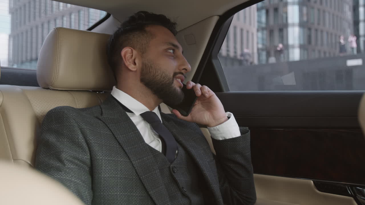 Uomo d'affari che parla al telefono in auto