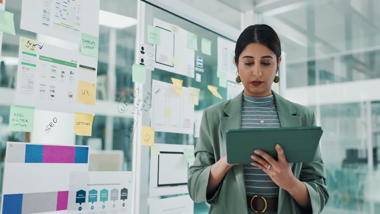 Donna che lavora a un progetto di UX design con un tablet