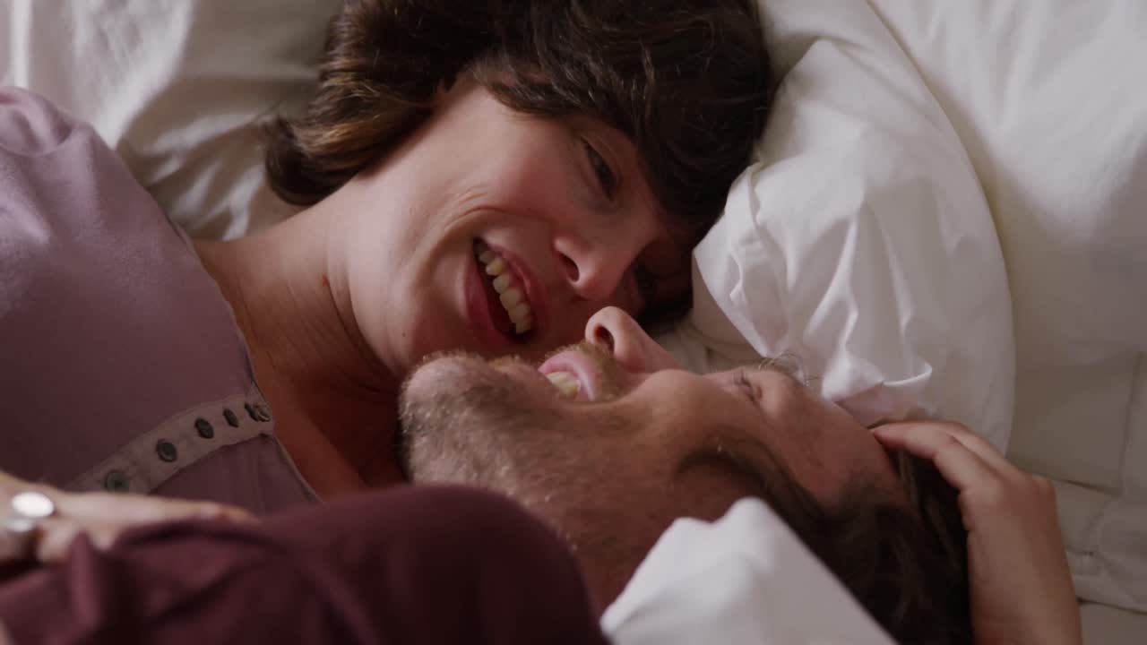 pareja caucásica abrazándose en casa