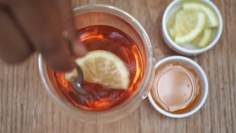 una taza de té con limón y miel