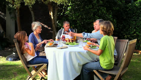 comida de barbacoa familiar en el jardín