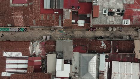 vista de pájaro sobre la calle guadalupe en san cristobal de las casas, chiapas, méxico - toma de avión no tripulado