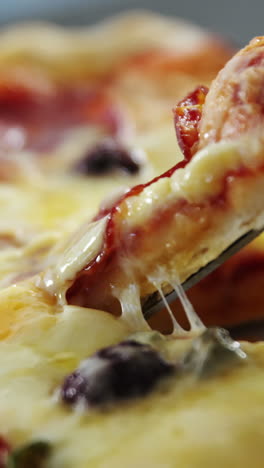 una deliciosa pizza italiana en la mesa