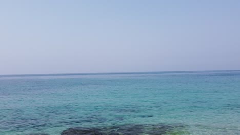 오만 바위 해변의 드론 샷