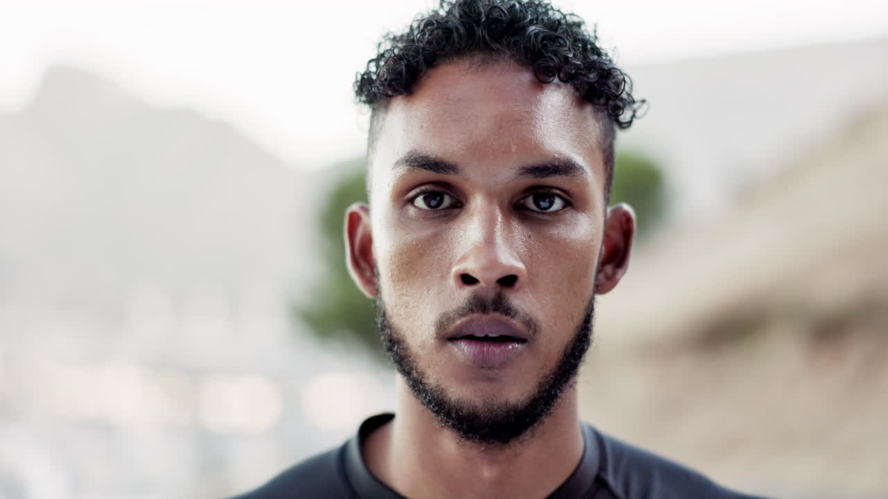 serio, en forma y cansado con el hombre en la naturaleza