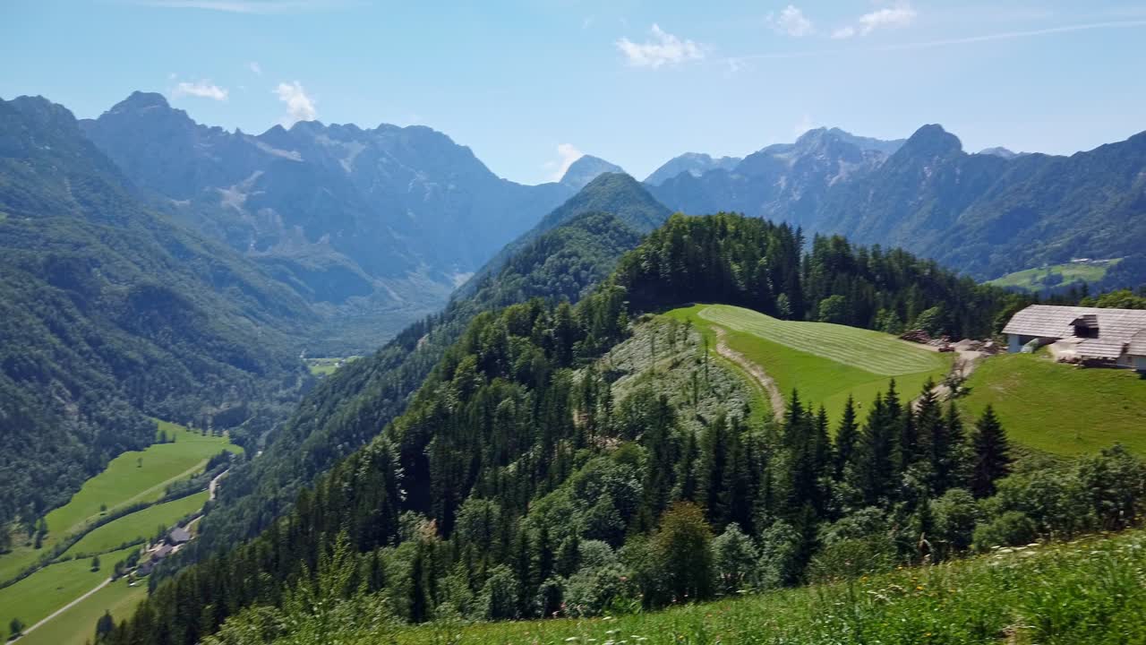 paisaje de montaña, los alpes en eslovenia con granja y prados florecientes, carretera panorámica solcava
