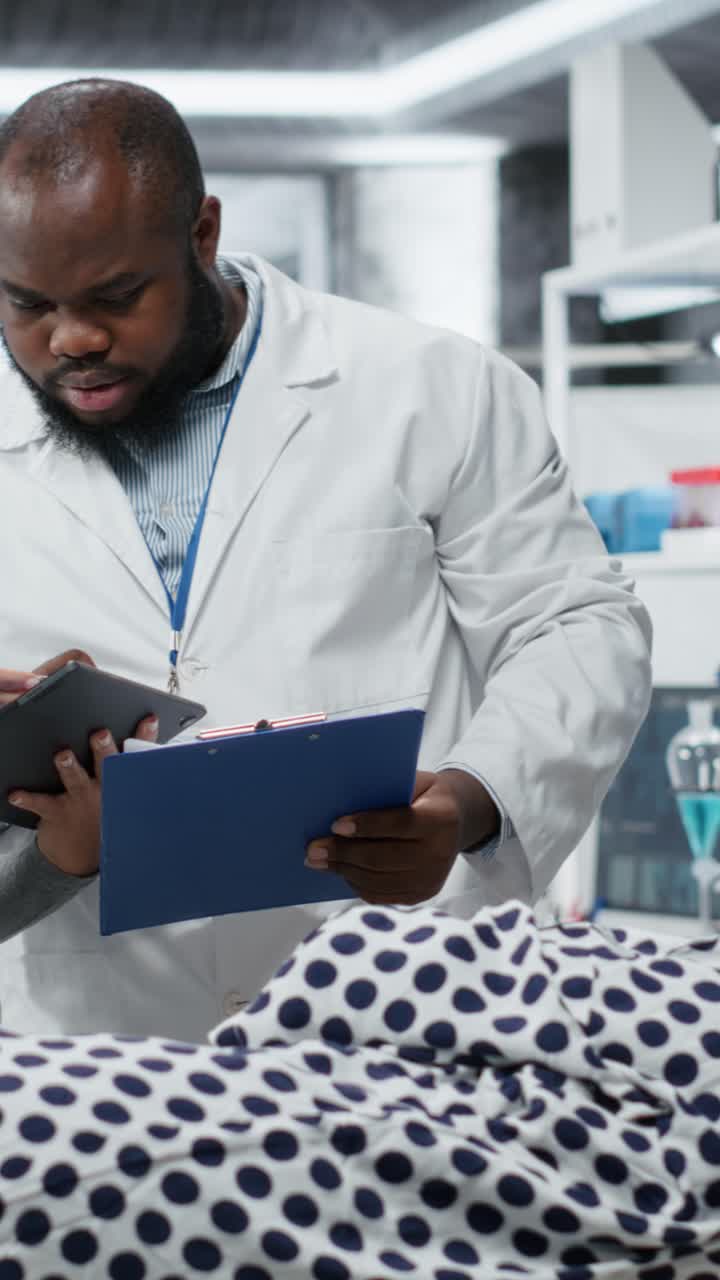 Video verticale: team medico che conduce osservazioni e test su un paziente