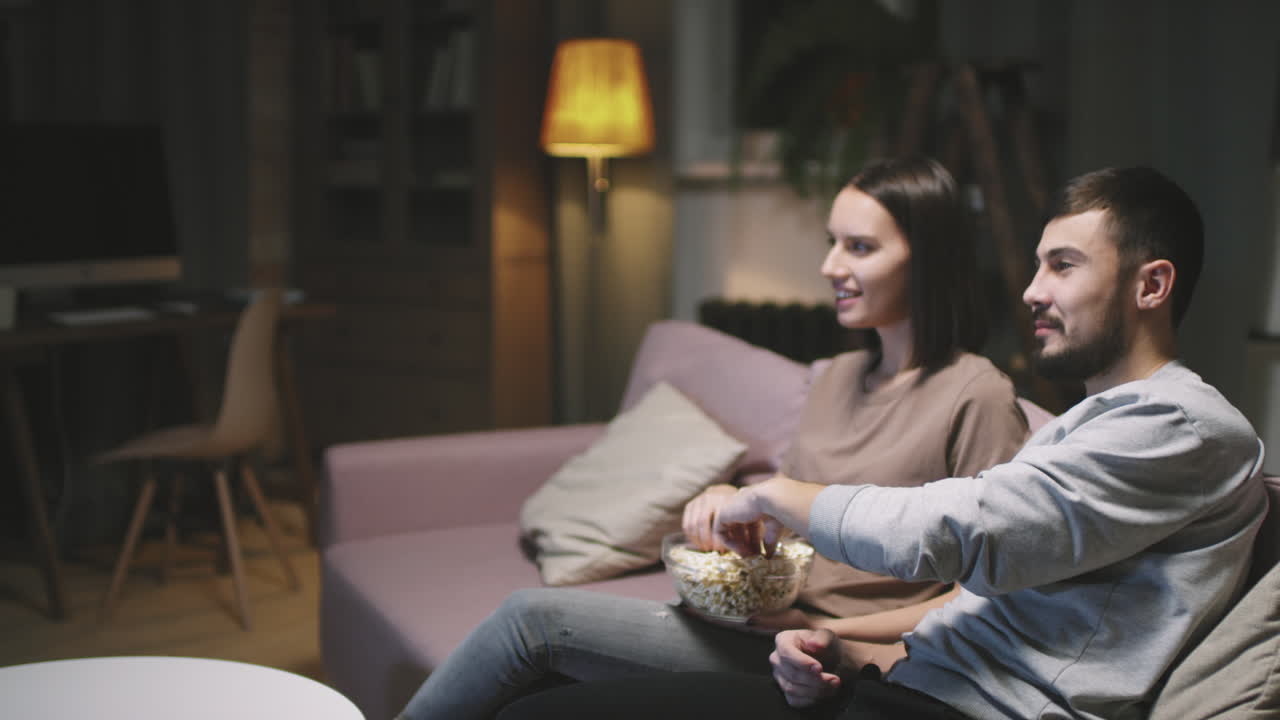 Par ser tv sammen om aftenen