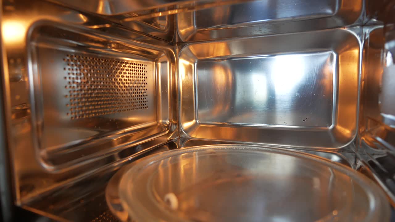 Interno Vuoto e Pulito di un Forno a Microonde