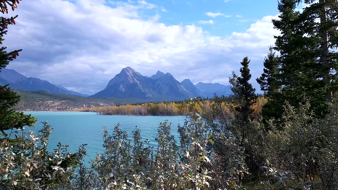 아브라함 호수 주변 산의 흐린 전망