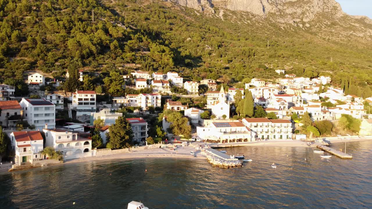 vista aérea de la puesta de sol de brist, croacia, con la belleza costera a lo largo del mar adriático y cielos pacíficos