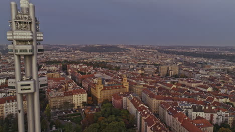 Prag,-Tschechien,-Luftaufnahme-Einer-V80-Drohne,-Überflug-Und-Vorbeiflug-Am-Berühmten-Fernsehturm-Im-Zizkov-Bezirk-In-Richtung-Vinohrady,-Aufnahme-Des-Stadtbildes-Der-Altstadt-Bei-Sonnenaufgang-Im-Morgengrauen-–-Aufgenommen-Mit-Mavic-3-Cine-–-November-2022