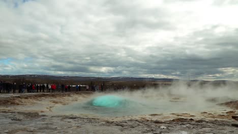 géiser en cámara lenta en erupción