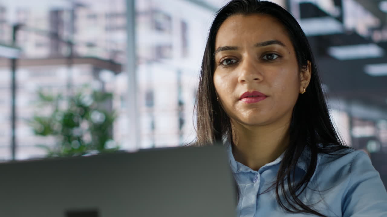 Mujer que trabaja en la computadora portátil