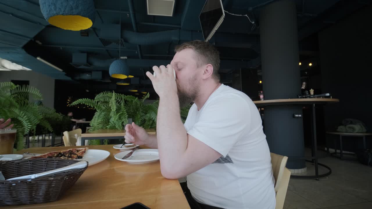 Una pareja comiendo pizza en un restaurante.
