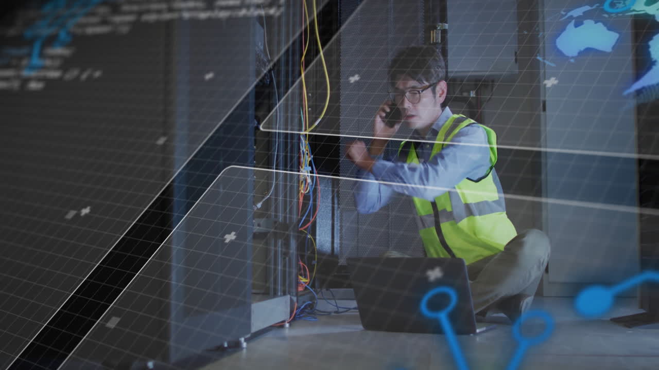 animación de procesamiento de datos sobre trabajador asiático usando portátil y teléfono inteligente en la sala de servidores