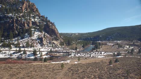 Vista-De-Drones-Del-Puente-Del-Ferrocarril-En-Un-Campo-Nevado-De-Colorado