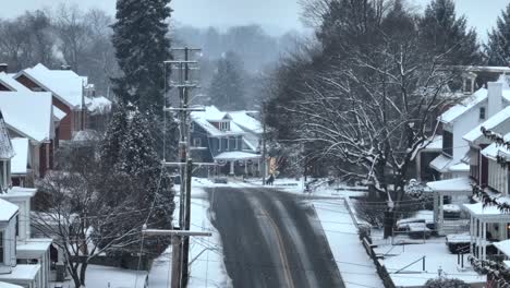 Verschneite-Amerikanische-Nachbarschaft-Auf-Einem-Hügel-Mit-Verbindungsturm-Im-Winter