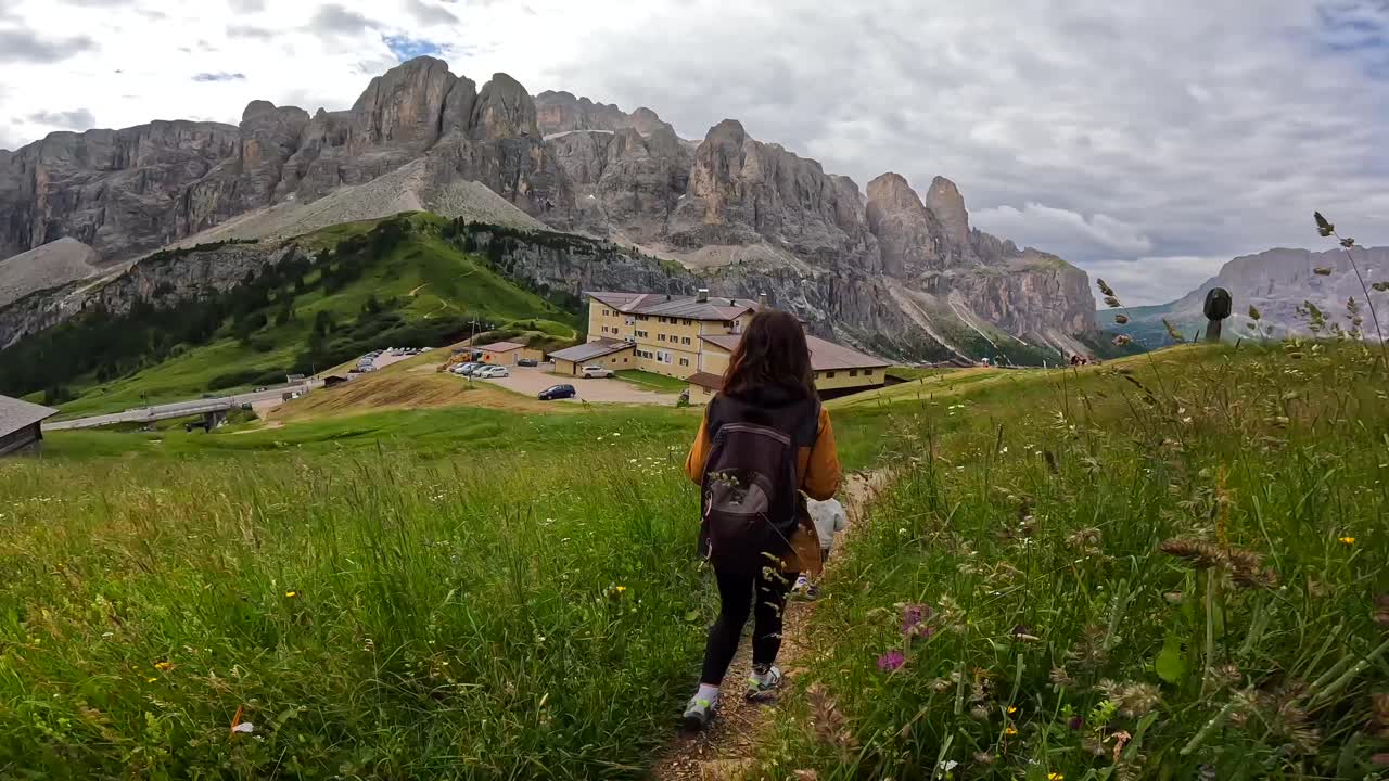 Turisti che camminano nelle dolomiti del passo di Gardena in estate