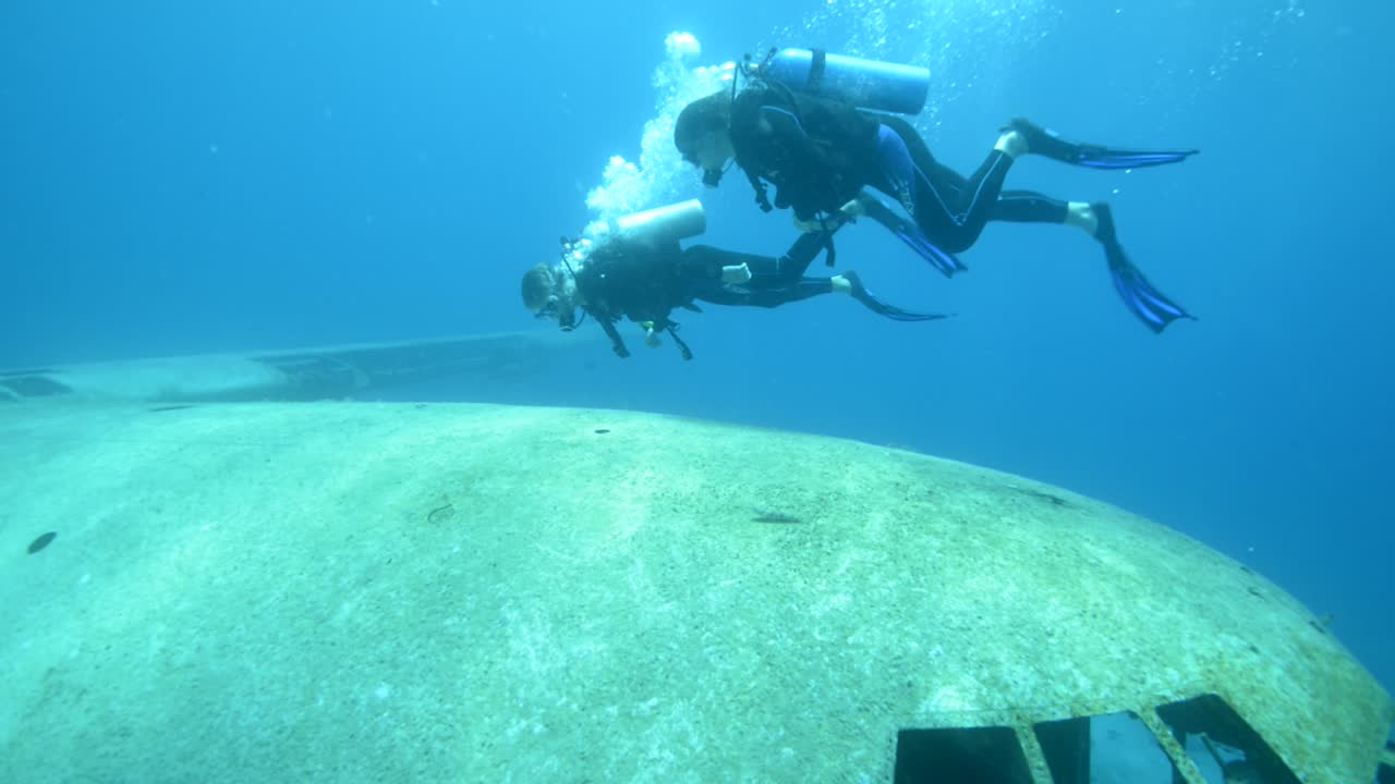 imágenes submarinas de buzos explorando un avión hundido en el mar rojo cerca de aqaba jordan 1