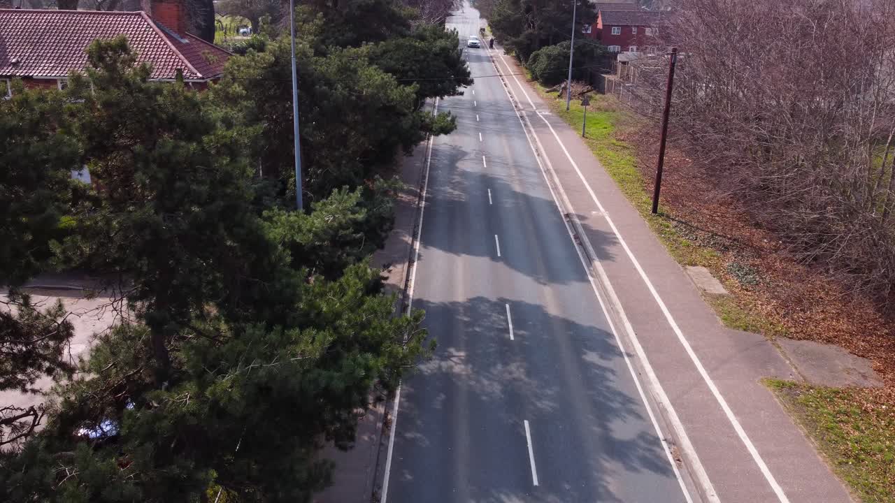 풍경이 텅 빈 고속도로의 공중 전망, 햇빛을 확대하다