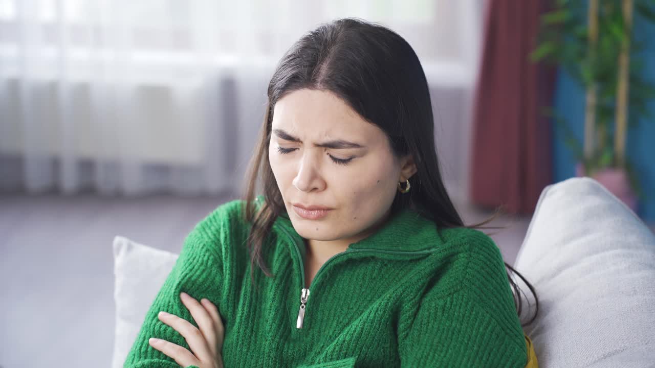 la joven que mira el teléfono está triste y no se siente bien.