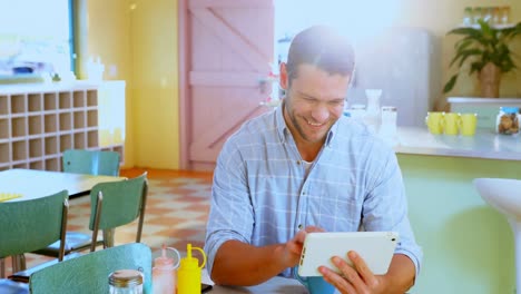 hombre usando tableta digital mientras toma café 4k