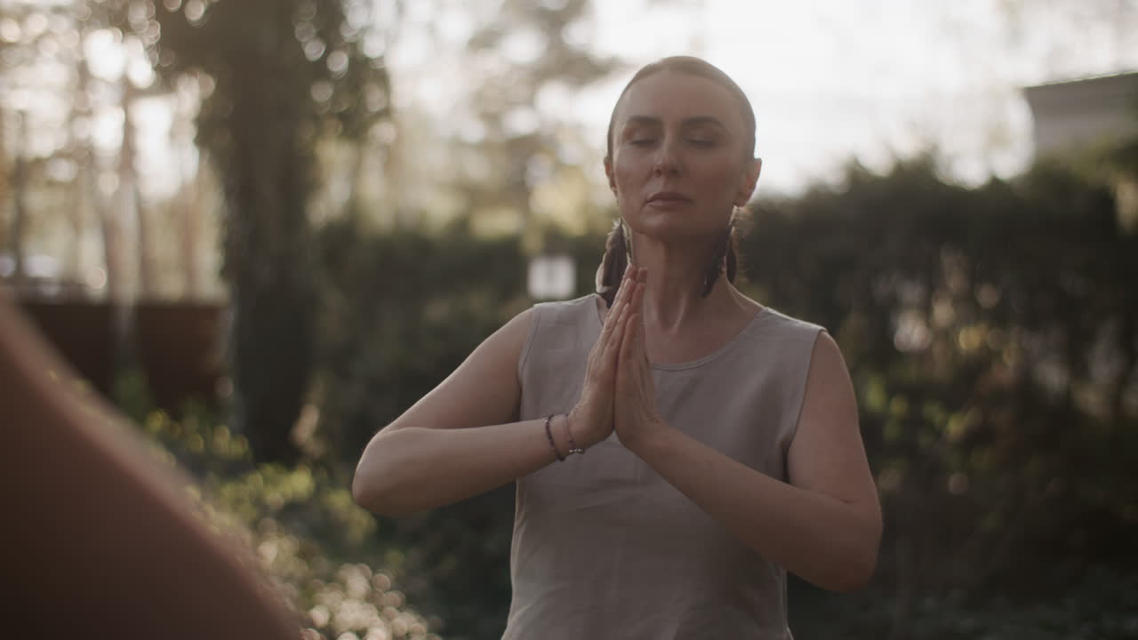 mujer meditando al aire libre