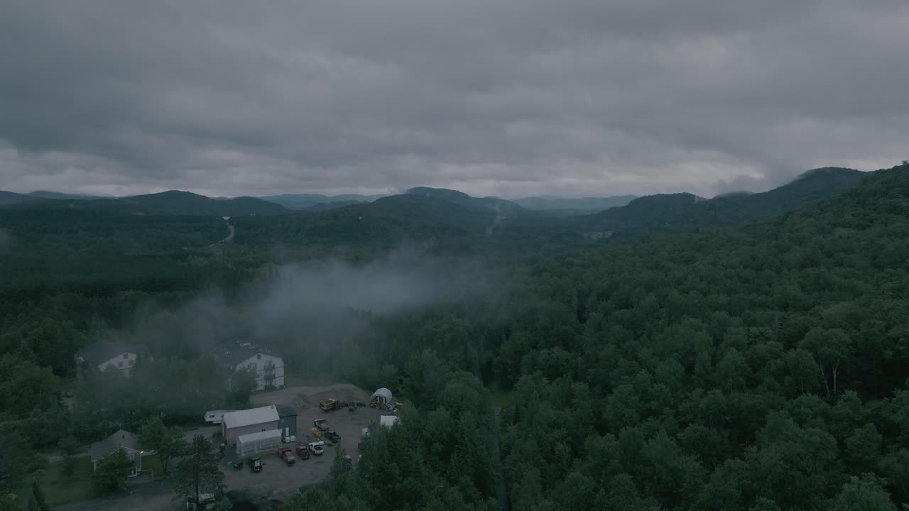 el dron sube y revela el hermoso paisaje neblinoso de la cima de la montaña
