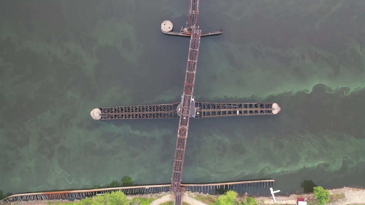 vista aérea de una histórica esclusa y puente fluvial