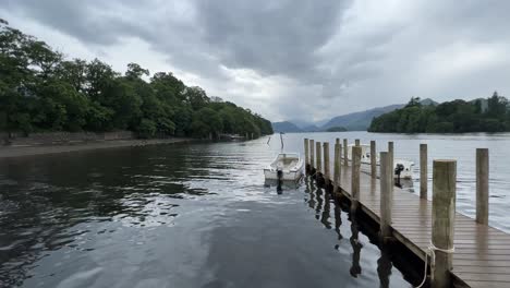 Derwent-Water-and-dramatic-mountain-backdrop,-Lake-District,-UK