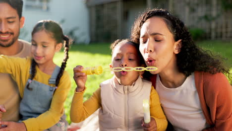 Niños,-Jardín-Y-Una-Familia-Haciendo-Burbujas