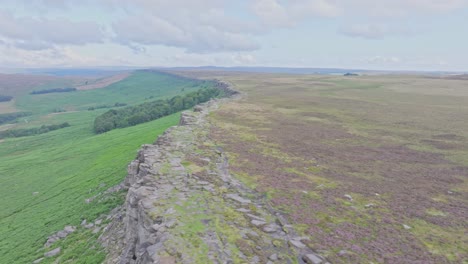 Drohne-Fliegt-An-Bewölkten-Tagen-Von-Links-Nach-Rechts-über-Die-Felskante-Von-Stanage