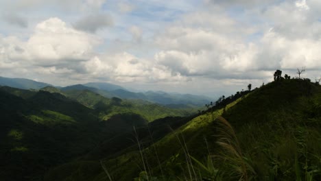 Wolken,-Die-Sich-Bewegen-Und-Schatten-Auf-Die-Berge-Werfen,-Ist-Ein-Zeitraffer,-Der-Von-Einem-Der-Höheren-Bergkämme-Des-Mae-wong-nationalparks-Im-Unteren-Norden-Thailands-Aufgenommen-Wurde