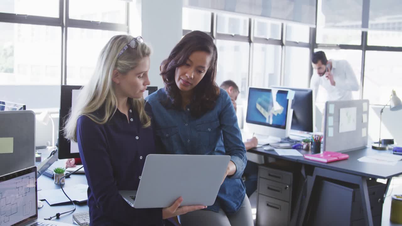mujeres de negocios que trabajan en oficinas modernas