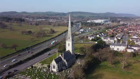 Eine-Luftaufnahme-Der-Marmorkirche-In-Bodelwyddan-An-Einem-Sonnigen-Morgen,-Die-Beim-Herauszoomen-Von-Links-Nach-Rechts-Um-Die-Kirche-Fliegt,-Denbighshire,-Nordwales,-Großbritannien