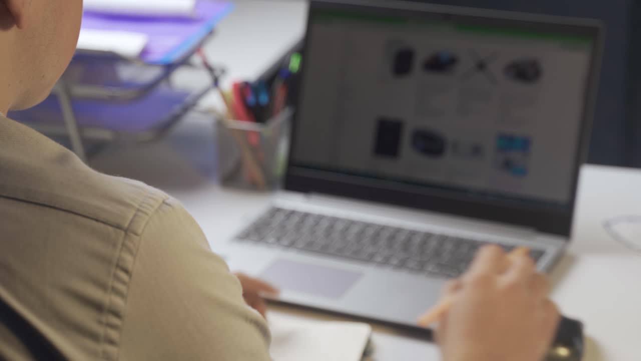 el hombre está haciendo un pedido en las compras en línea.