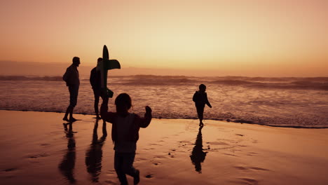 Eltern,-Kinder-Und-Sonnenuntergang-Am-Strand-Mit-Dem-Flugzeug