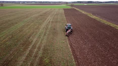 Drohnenaufnahme-Eines-Traktors,-Der-Felder-Pflügt,-Um-Sich-Auf-Die-Aussaat-Vorzubereiten