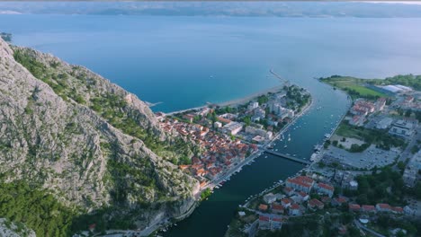 Mágica-Ciudad-Europea-De-Omis,-Croacia,-Vista-Aérea-Panorámica-Sobre-El-Horizonte-De-La-Ciudad-Y-La-Naturaleza