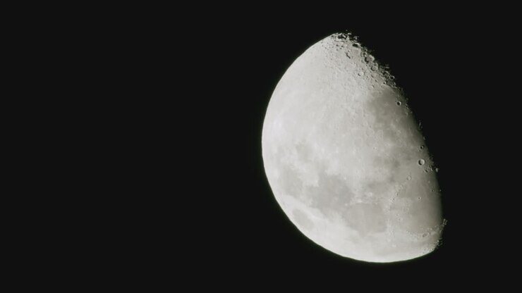 A lua no céu noturno